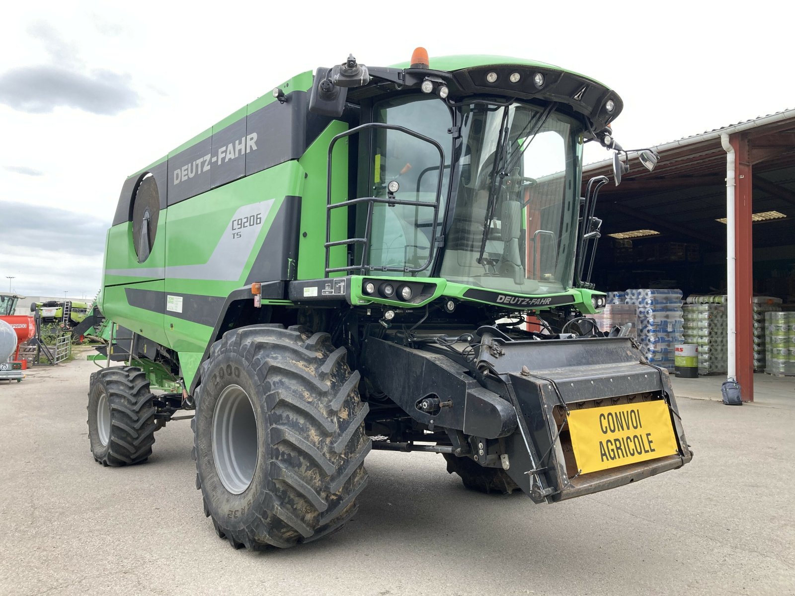 Mähdrescher des Typs Deutz-Fahr C9206TS 4X4, Gebrauchtmaschine in VAROIS & CHAIGNOT (Bild 2)