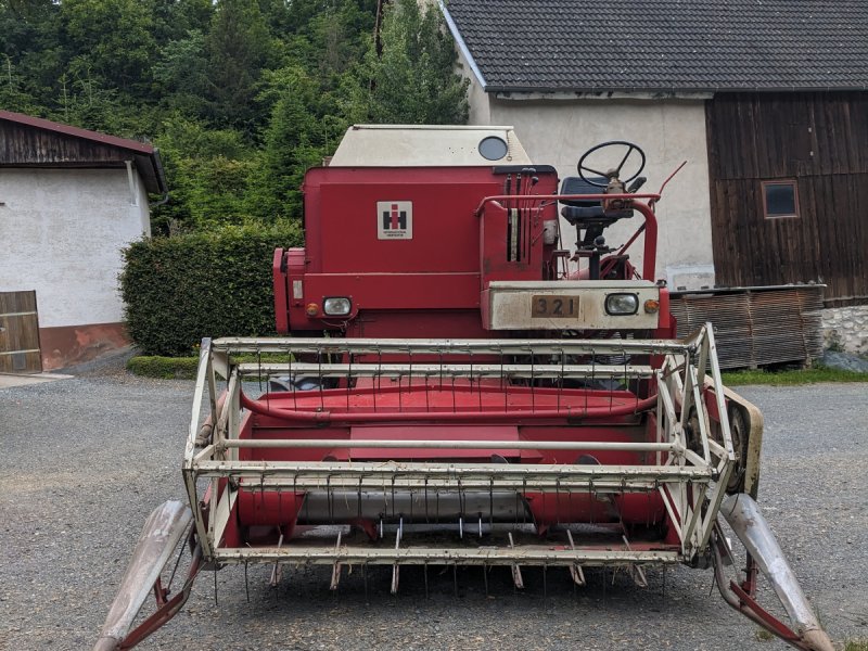 Mähdrescher des Typs IHC 321, Gebrauchtmaschine in Kulmbach (Bild 1)