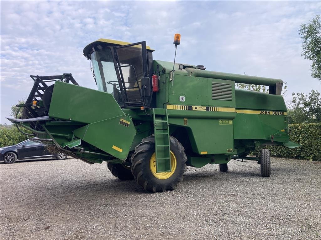 Mähdrescher des Typs John Deere 1052 Med 12 fod skærebord, Gebrauchtmaschine in Horsens (Bild 1)