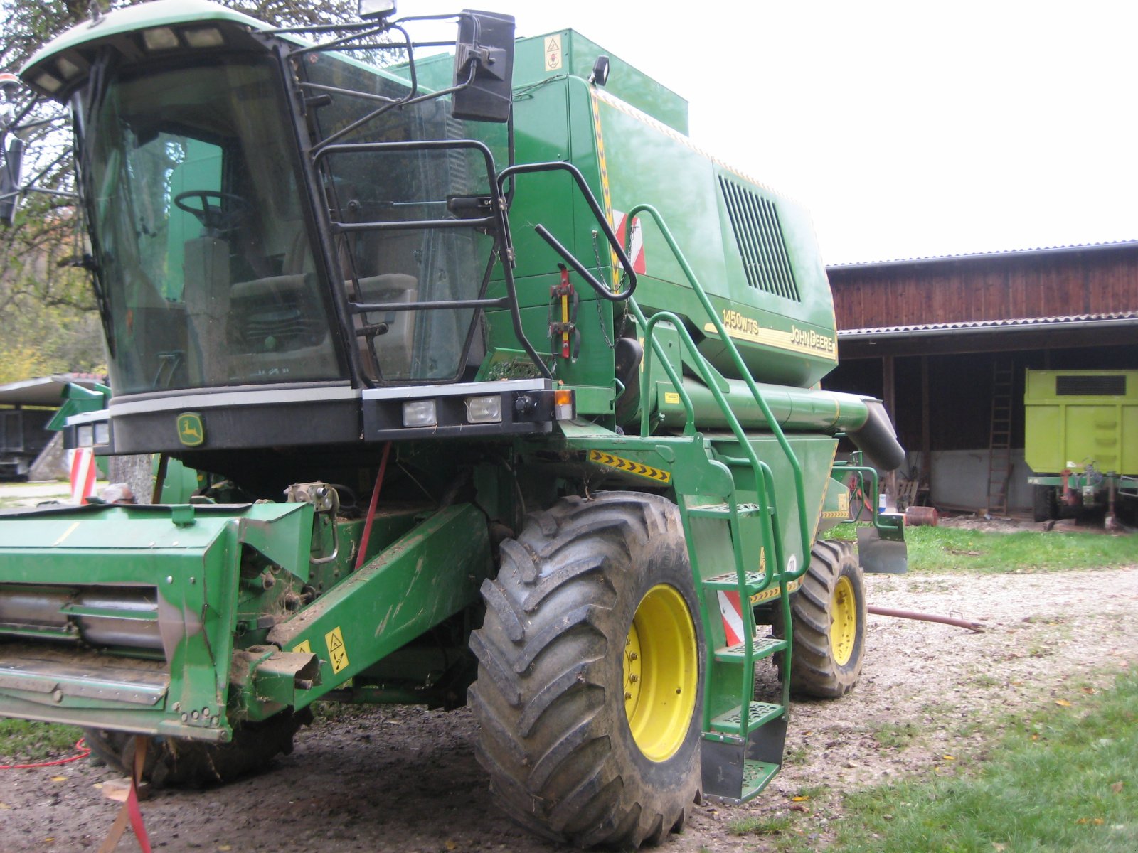 Mähdrescher des Typs John Deere 1450 WTS, Gebrauchtmaschine in Essingen  (Bild 1)