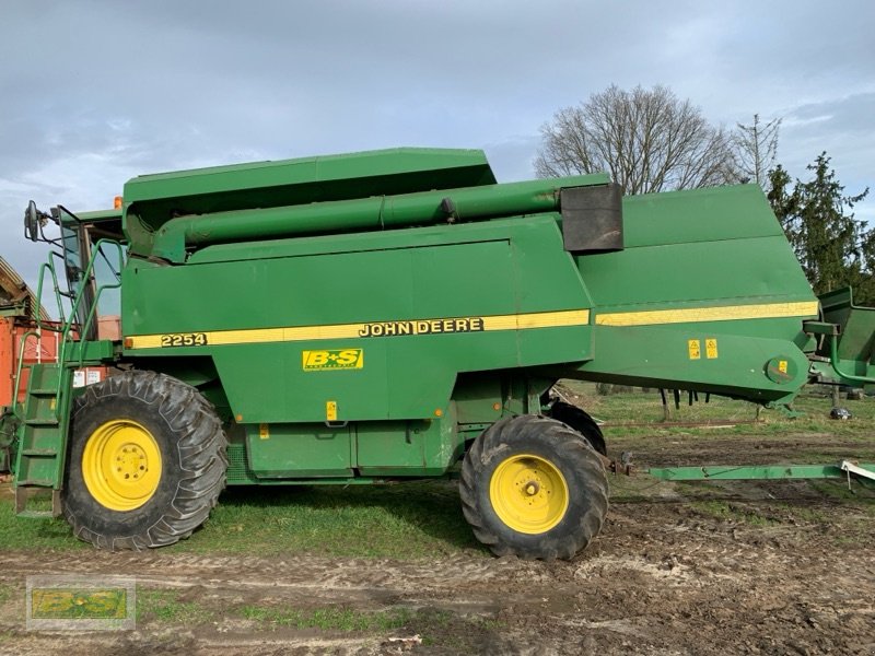 Mähdrescher des Typs John Deere 2254, Gebrauchtmaschine in Osterburg (Bild 1)