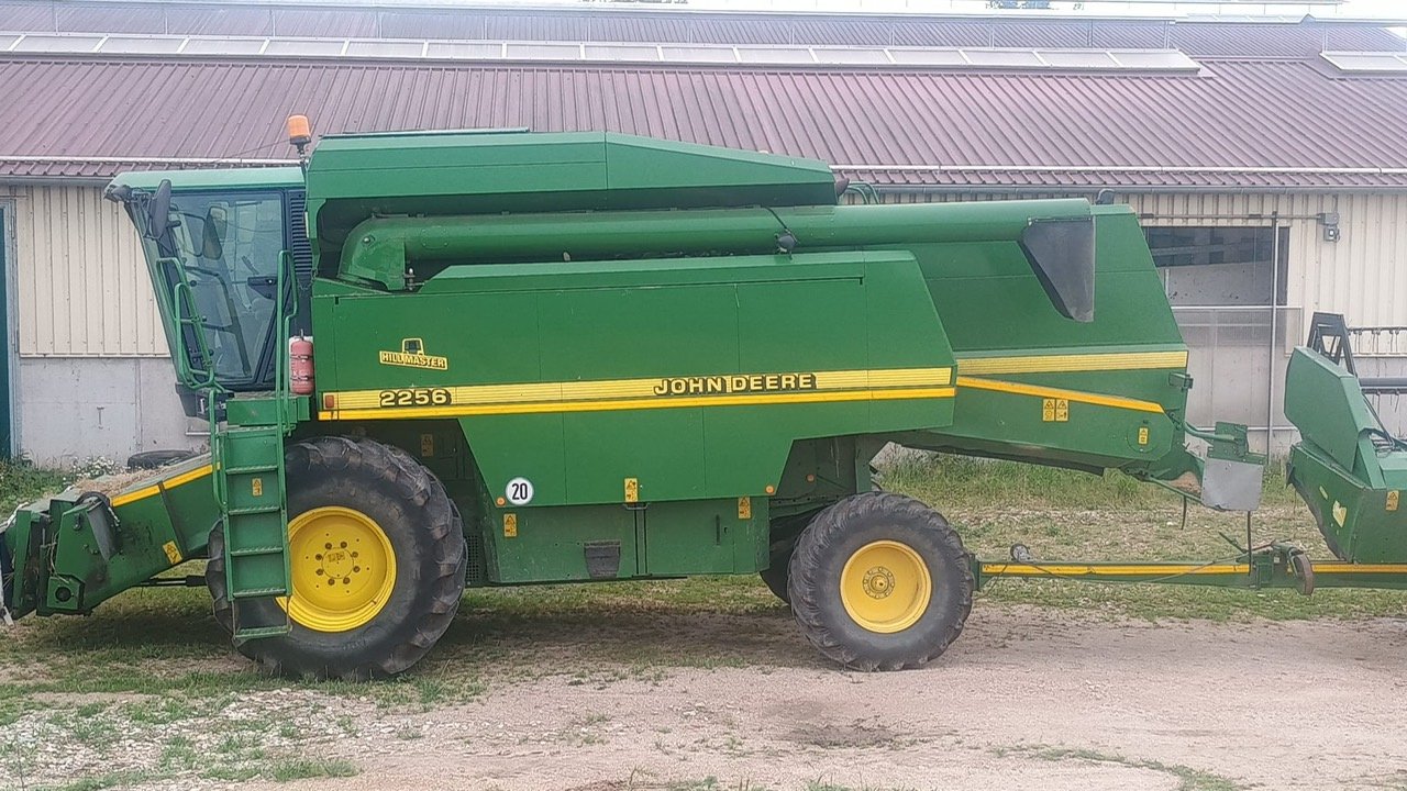 Mähdrescher du type John Deere 2256 HM, Gebrauchtmaschine en Burglengenfeld (Photo 2)