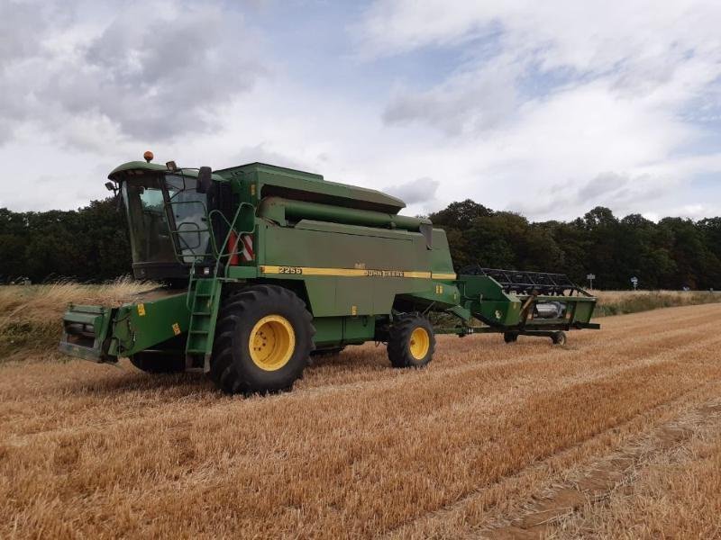 Mähdrescher des Typs John Deere 2256, Gebrauchtmaschine in CHAUMONT (Bild 1)