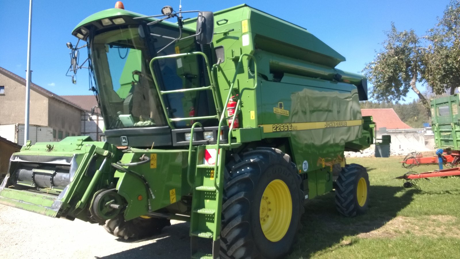 Mähdrescher des Typs John Deere 2266 HM Extra, Gebrauchtmaschine in Neresheim (Bild 2)