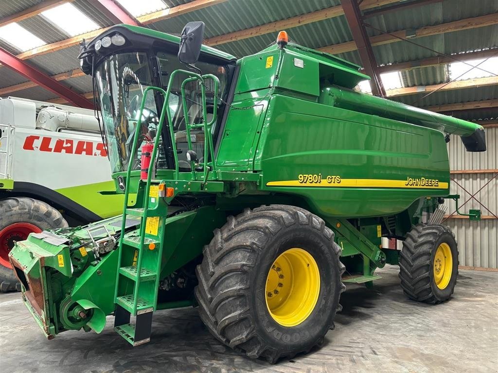 Mähdrescher типа John Deere 9780i CTS INCL John Deere 630 RX skærebord og Fasterholt vogn. Ring til Ulrik pa 40255544. Jeg snakker Jysk, tysk og engelsk., Gebrauchtmaschine в Kolding (Фотография 2)