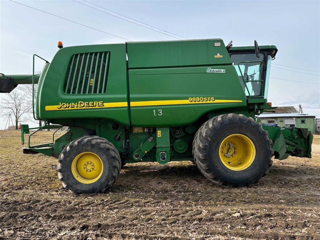 Mähdrescher tip John Deere 9880 STS 4WD. GPS. Auto Pilot .Incl. 6,3 m. skærebord og vogn. Ring til Ulrik på 40255544. Jeg snakker Jysk., Gebrauchtmaschine in Kolding (Poză 2)