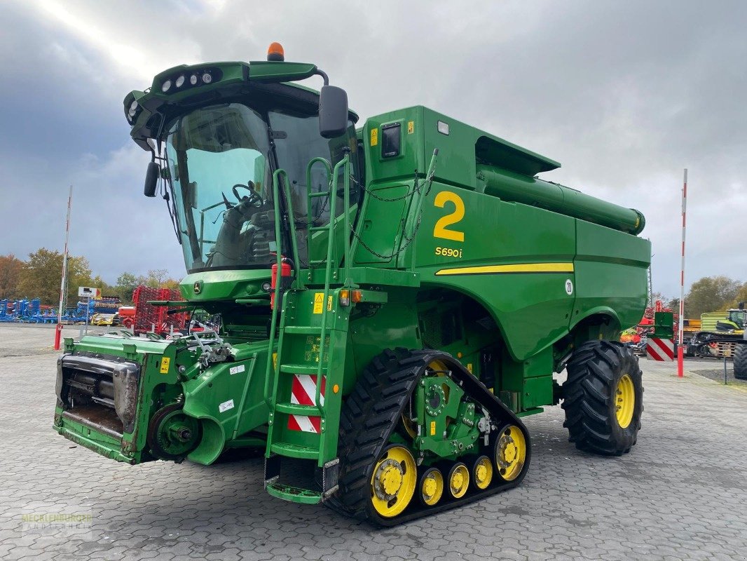 Mähdrescher des Typs John Deere S 690i Raupe - Modelljahr 2013, Gebrauchtmaschine in Mühlengeez (Bild 1)