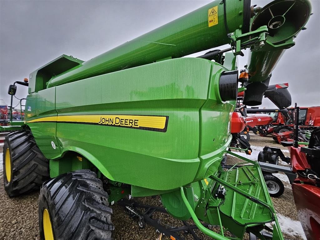 Mähdrescher tip John Deere S680i 4WD og Incl. JD Skærebord og vogn. GPS og StarFire 6000 Antenne. 39 km/t. Rapsudstyr m. 2 knive, spild indikator,  Ring til Ulrik 0045-40255544. Jeg snakker Jysk, tysk og engelsk., Gebrauchtmaschine in Kolding (Poză 2)