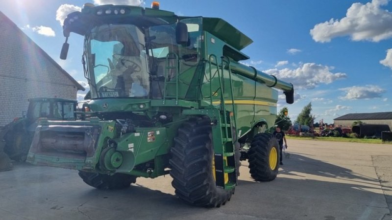 Mähdrescher от тип John Deere S770 4WD. INCL Skærebord JD630R. GPS aktiveret. Ring til Ulrik 0045-40255544 for flere billeder og info om fremvisning mm. Jeg snakker Jysk, tysk og engelsk., Gebrauchtmaschine в Kolding (Снимка 1)