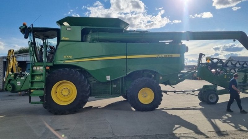 Mähdrescher Türe ait John Deere S770 4WD. INCL Skærebord JD630R. GPS aktiveret. Ring til Ulrik 0045-40255544 for flere billeder og info om fremvisning mm. Jeg snakker Jysk, tysk og engelsk., Gebrauchtmaschine içinde Kolding (resim 3)