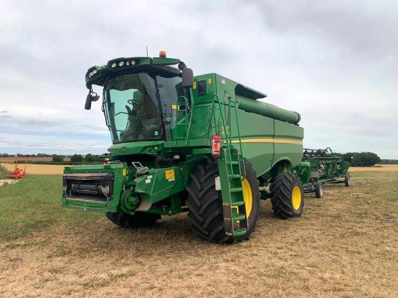 Mähdrescher typu John Deere S770, Gebrauchtmaschine v SAINT-GERMAIN DU PUY (Obrázek 1)