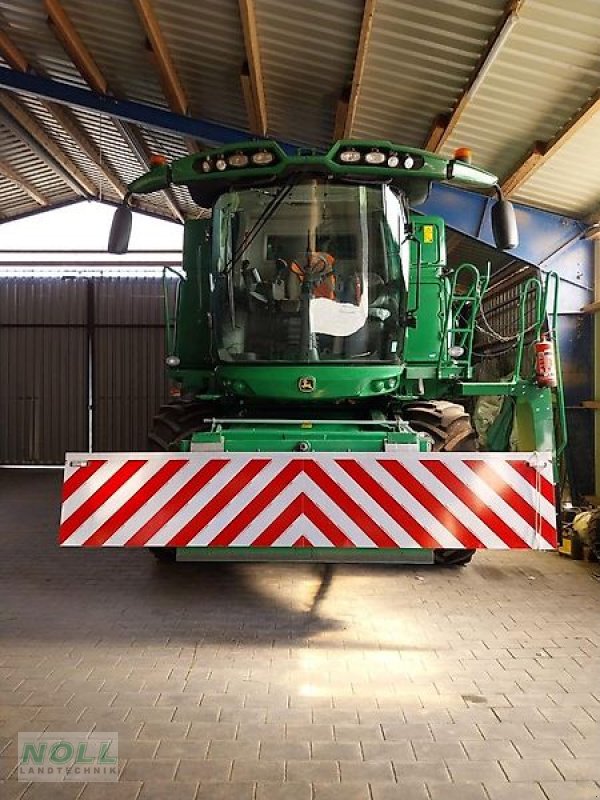 Mähdrescher of the type John Deere T 550i HM, Gebrauchtmaschine in Limburg (Picture 3)