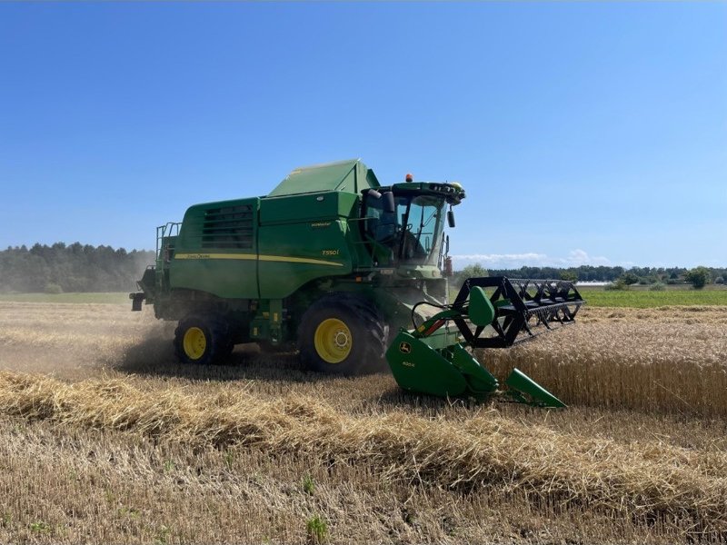 Mähdrescher of the type John Deere T550i Hill Master, Ausstellungsmaschine in Regensdorf (Picture 1)