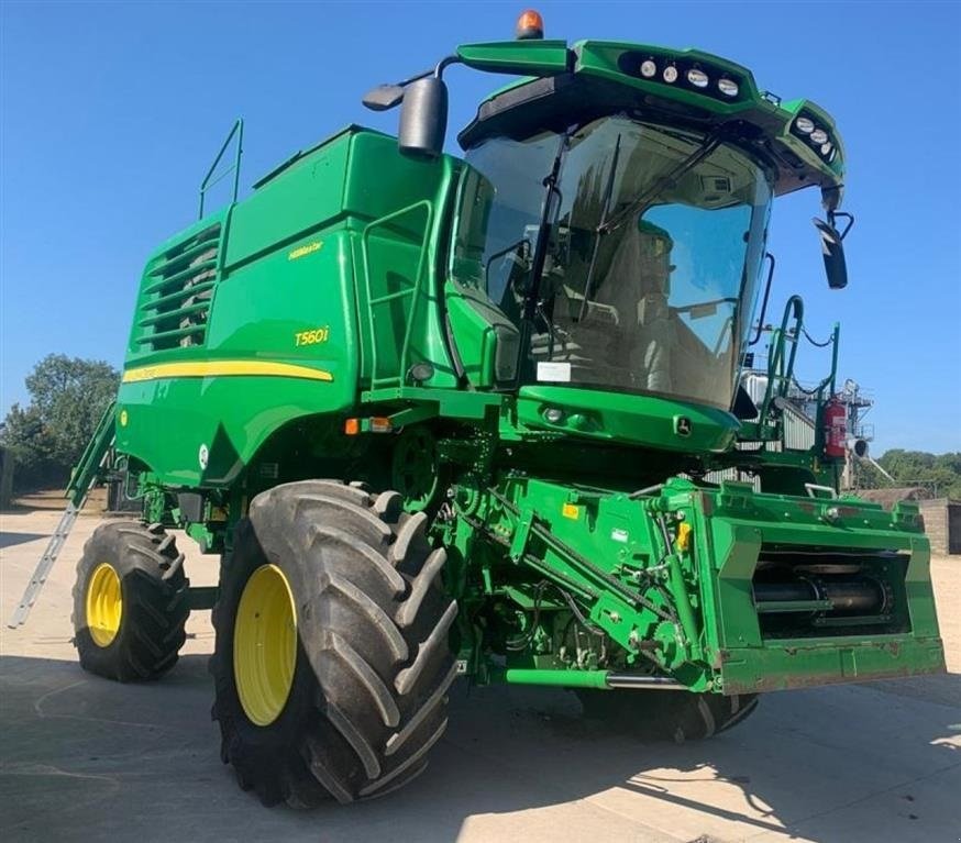 Mähdrescher от тип John Deere T560i 4WD Hillmaster 4WD. Incl JD 625R skærebord og vogn. Fin rystermaskine. 40 km/t. Autotrac and komplet harvest doc. Ring til Ulrik for mere info på 40255544. Jeg snakker Jysk, tysk og engelsk., Gebrauchtmaschine в Kolding (Снимка 1)