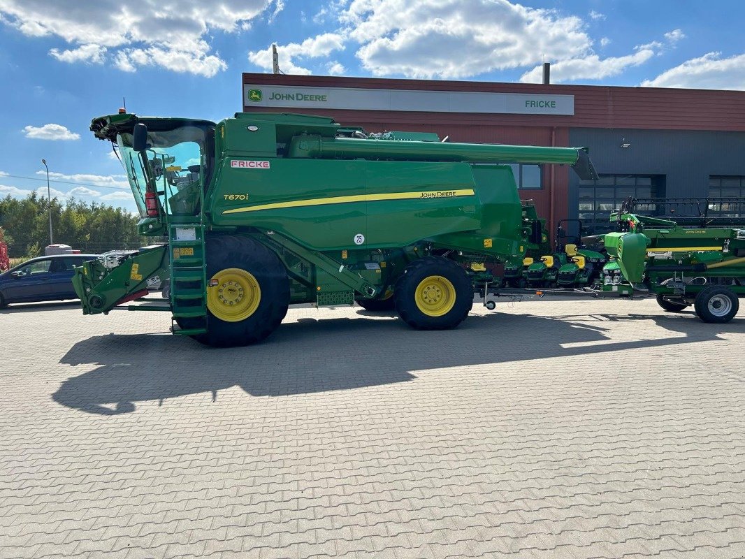 Mähdrescher des Typs John Deere T6 700, Neumaschine in Mrągowo (Bild 1)