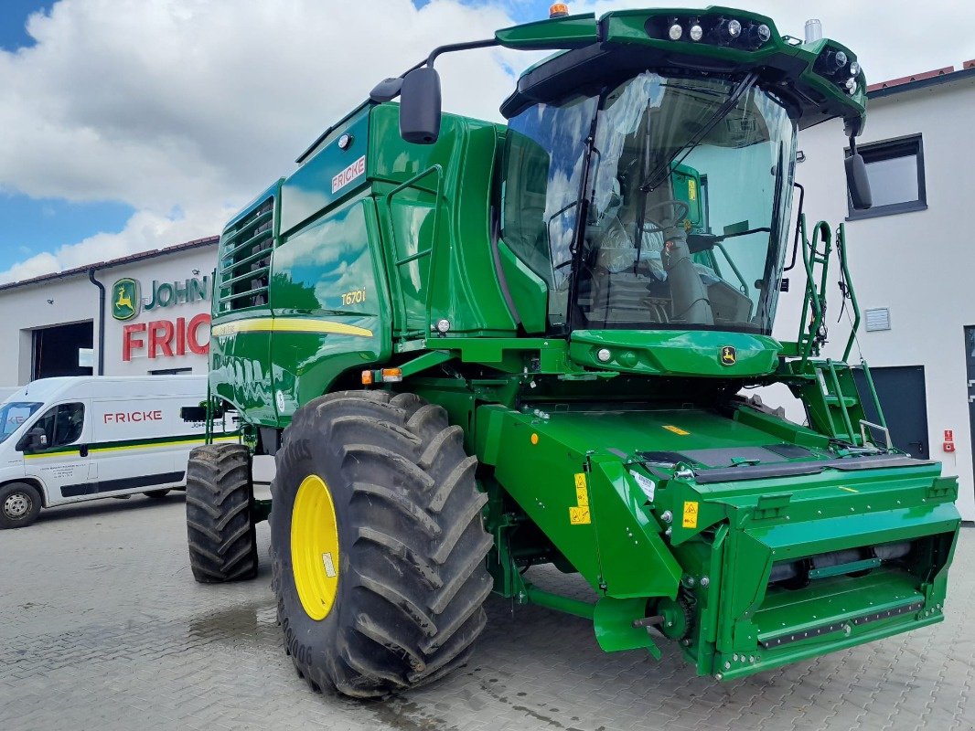 Mähdrescher des Typs John Deere T6 700, Neumaschine in Mrągowo (Bild 3)