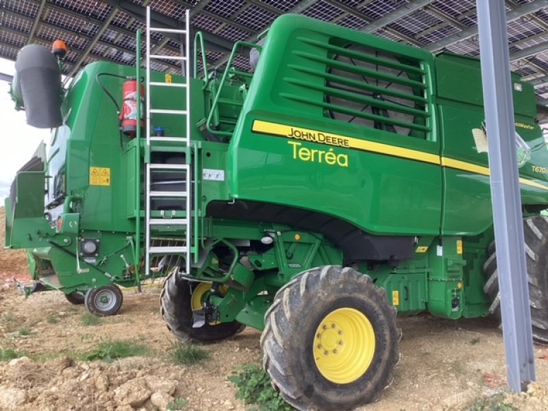 Mähdrescher van het type John Deere T670 HM, Gebrauchtmaschine in CHAUMESNIL (Foto 4)