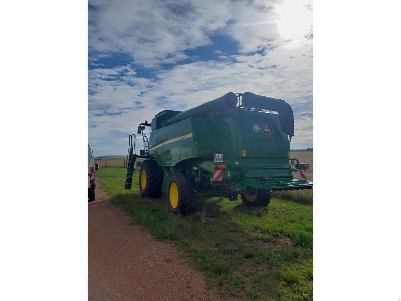 Mähdrescher del tipo John Deere T670, Gebrauchtmaschine en SAINT-GERMAIN DU PUY (Imagen 3)