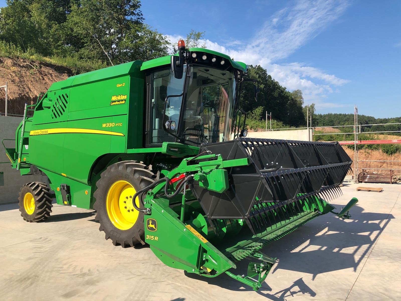 Mähdrescher du type John Deere W 330, Gebrauchtmaschine en Lauter (Photo 1)