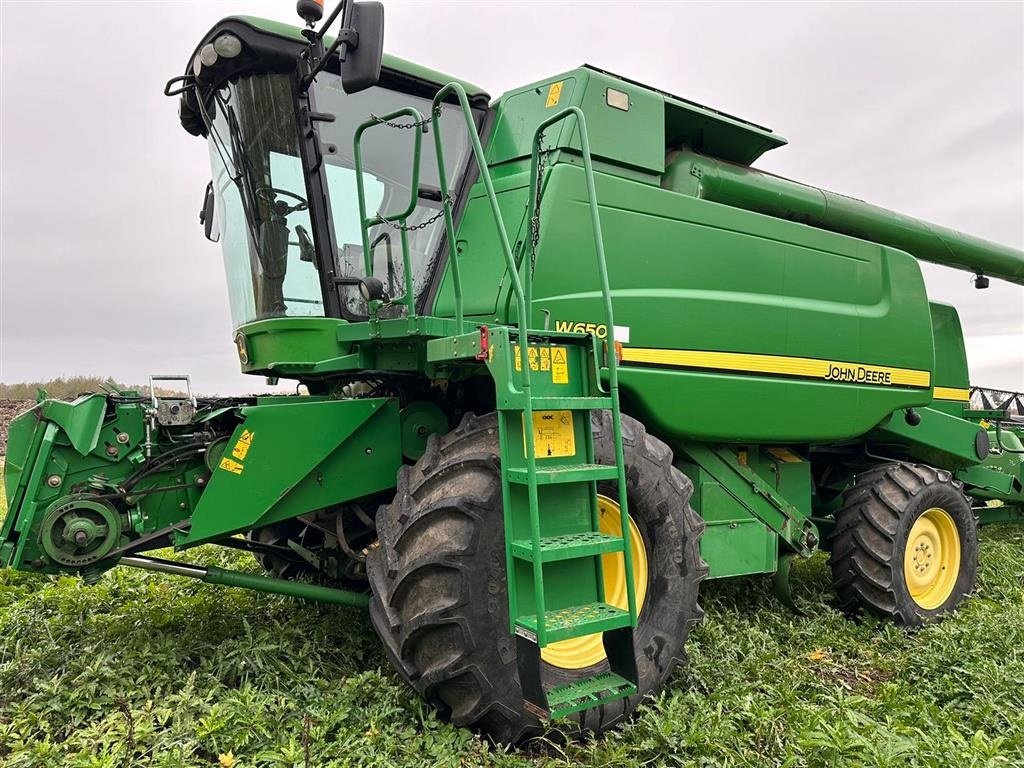 Mähdrescher Türe ait John Deere W 650 Incl 6,7 meter skærebord, vogn og rapsknive. Ring til Ulrik på  0045-40255544. Jeg snakker Jysk, tysk og engelsk., Gebrauchtmaschine içinde Kolding (resim 1)