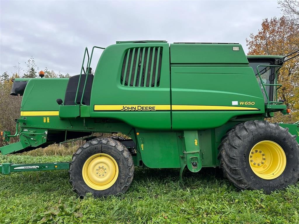 Mähdrescher Türe ait John Deere W 650 Incl 6,7 meter skærebord, vogn og rapsknive. Ring til Ulrik på  0045-40255544. Jeg snakker Jysk, tysk og engelsk., Gebrauchtmaschine içinde Kolding (resim 2)