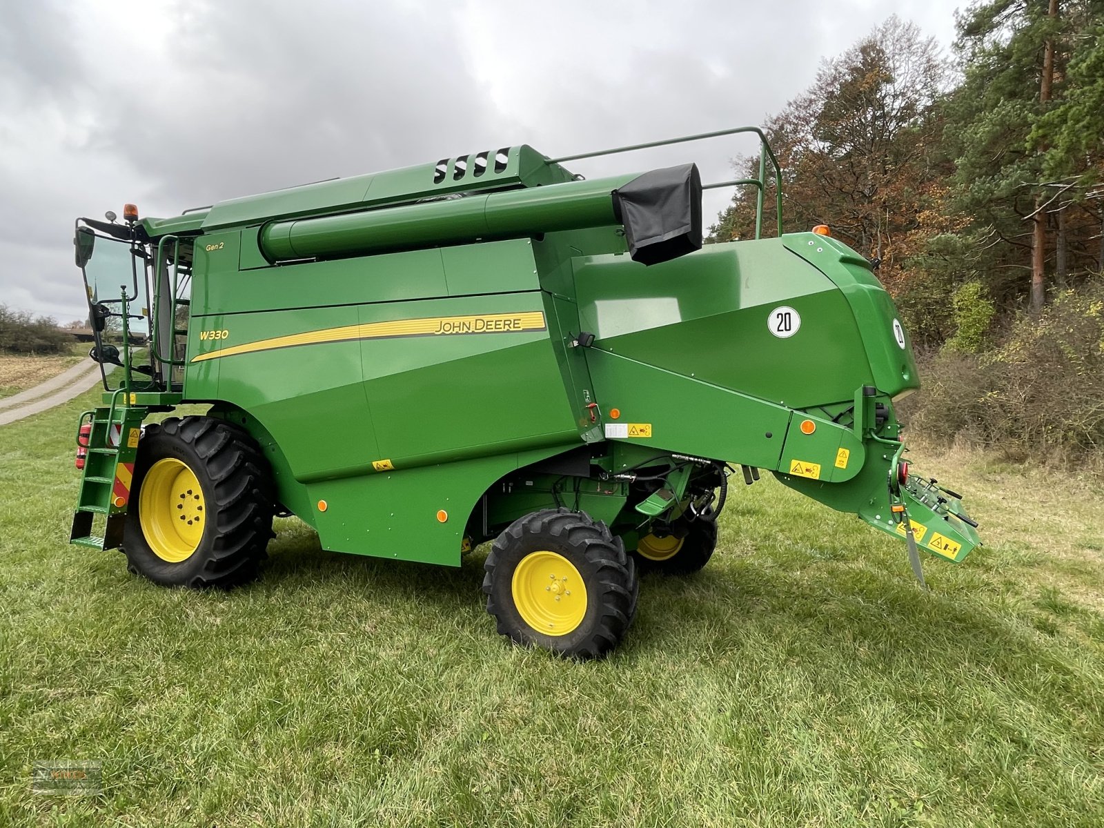 Mähdrescher van het type John Deere W330 - Außenbreite 2.99m, Gebrauchtmaschine in Lichtenfels (Foto 3)