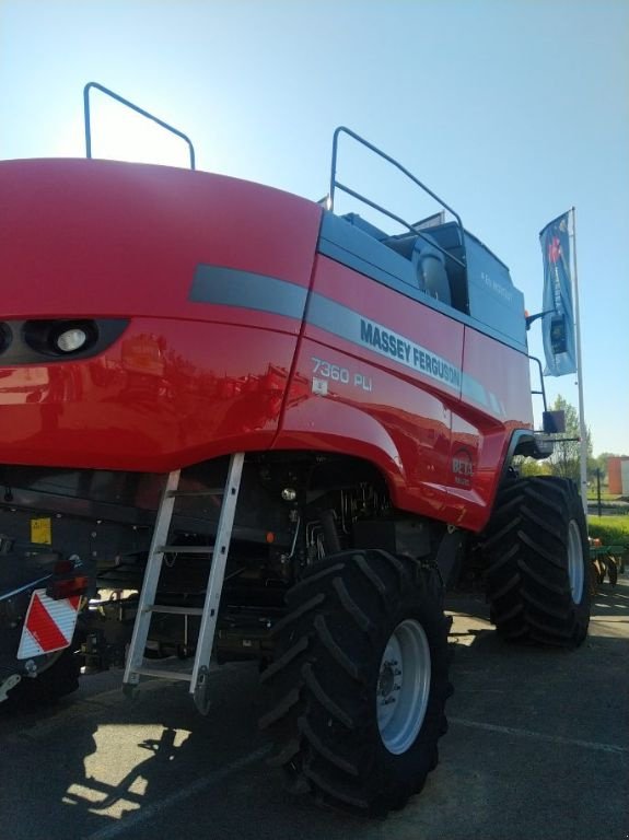 Mähdrescher van het type Massey Ferguson 7360 PLI, Gebrauchtmaschine in LOMBEZ (Foto 2)