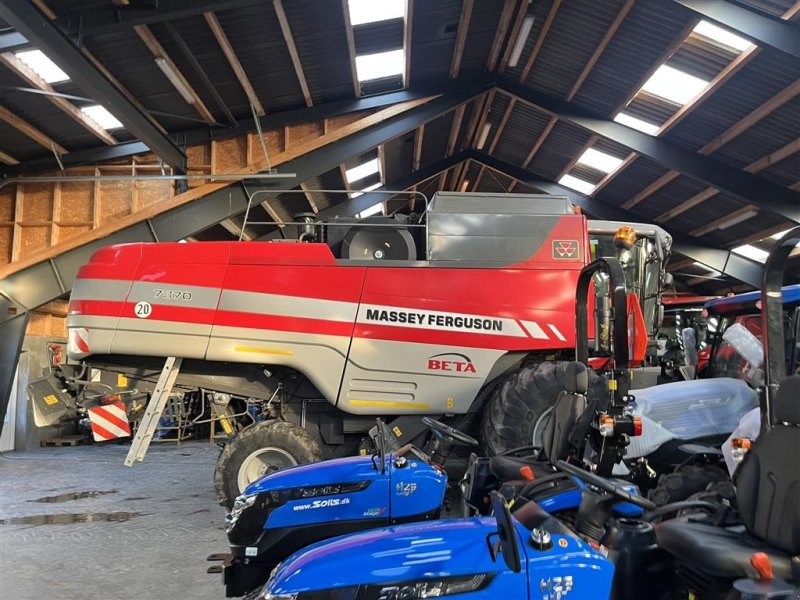 Mähdrescher van het type Massey Ferguson 7370 gårdmaskine med kun 1072 motortimer. Med 22fod powerflov skærebord, Gebrauchtmaschine in Lintrup (Foto 1)