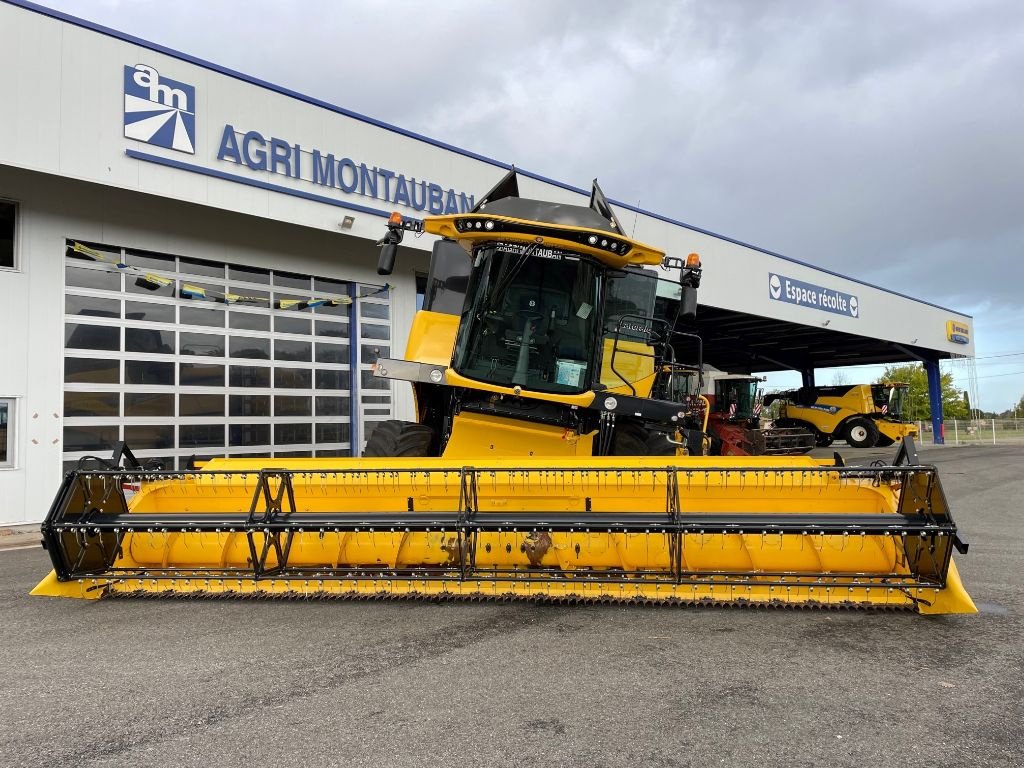 Mähdrescher van het type New Holland CH 7.70 LATERALE, Gebrauchtmaschine in Montauban (Foto 2)