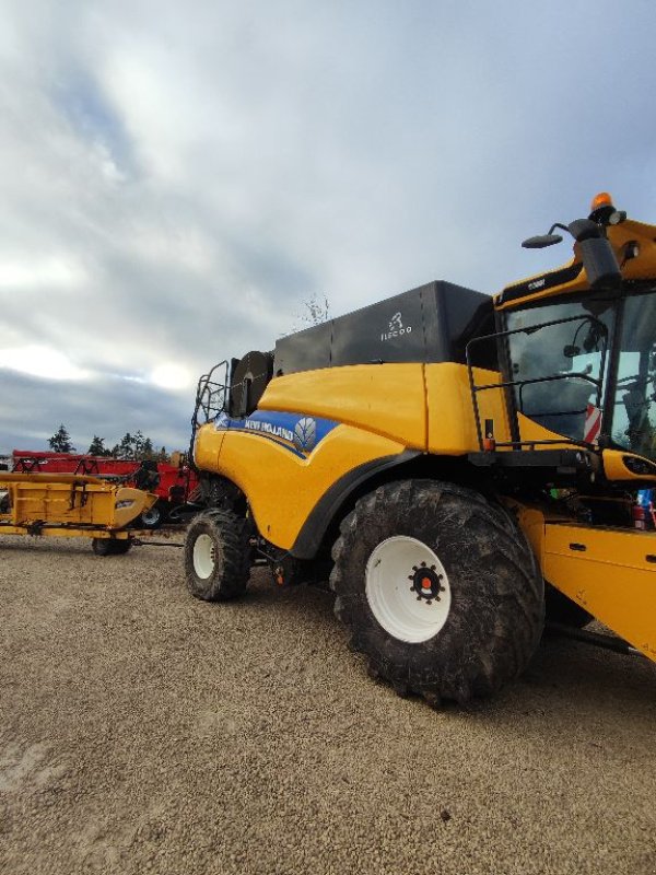 Mähdrescher van het type New Holland CR 7.90, Gebrauchtmaschine in FRESNAY LE COMTE (Foto 1)