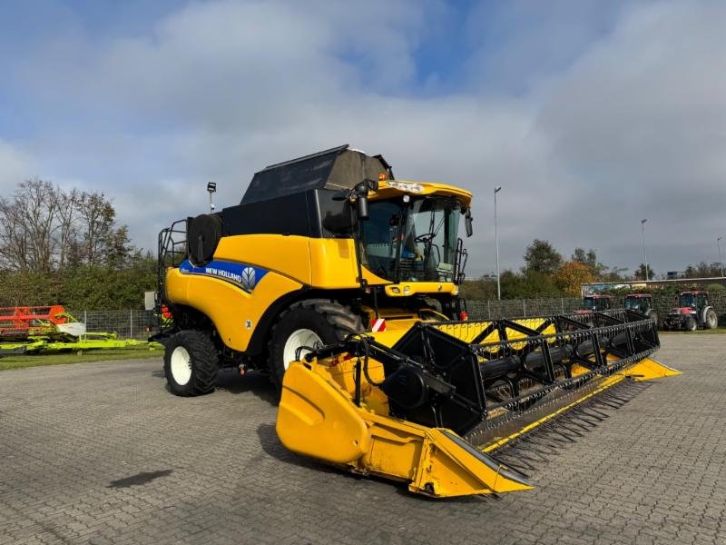 Mähdrescher typu New Holland CR 8080 T4i, Gebrauchtmaschine v Hockenheim (Obrázek 3)