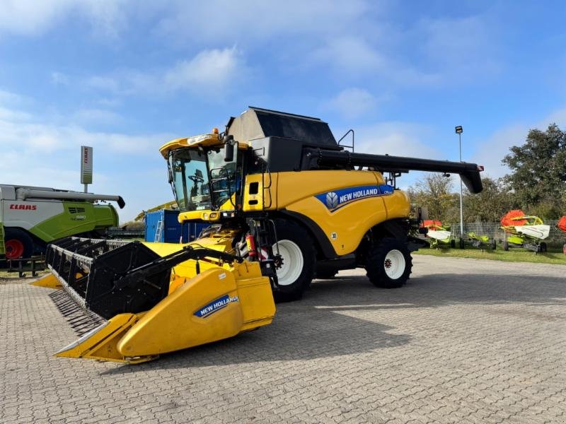 Mähdrescher of the type New Holland CR 8080 T4i, Gebrauchtmaschine in Hockenheim (Picture 1)