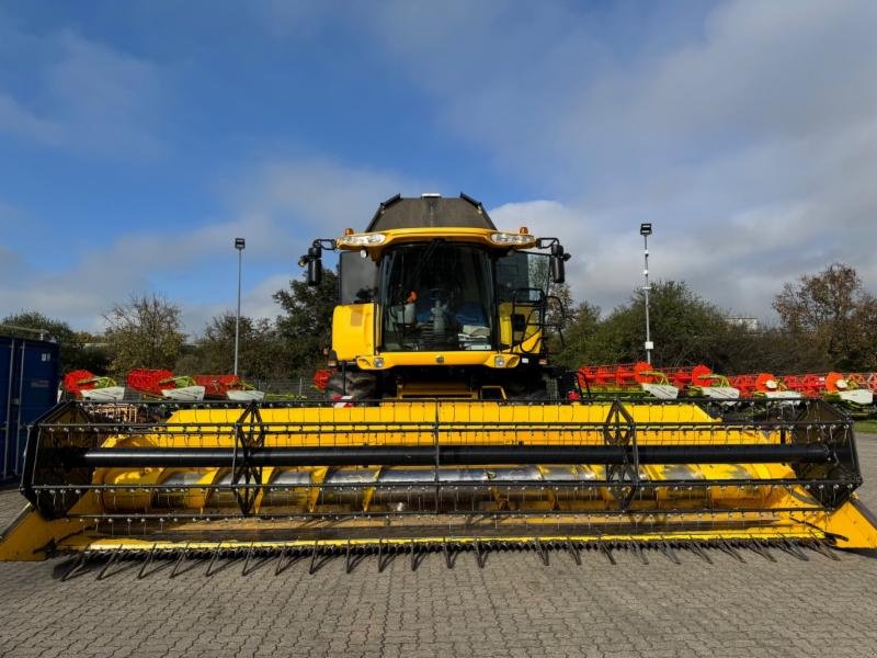 Mähdrescher от тип New Holland CR 8080 T4i, Gebrauchtmaschine в Hockenheim (Снимка 2)