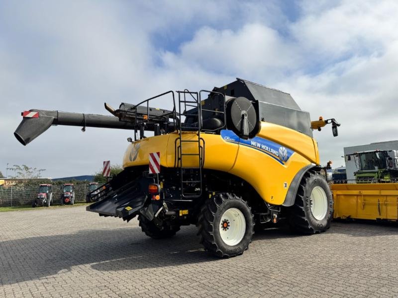 Mähdrescher van het type New Holland CR 8080 T4i, Gebrauchtmaschine in Hockenheim (Foto 4)