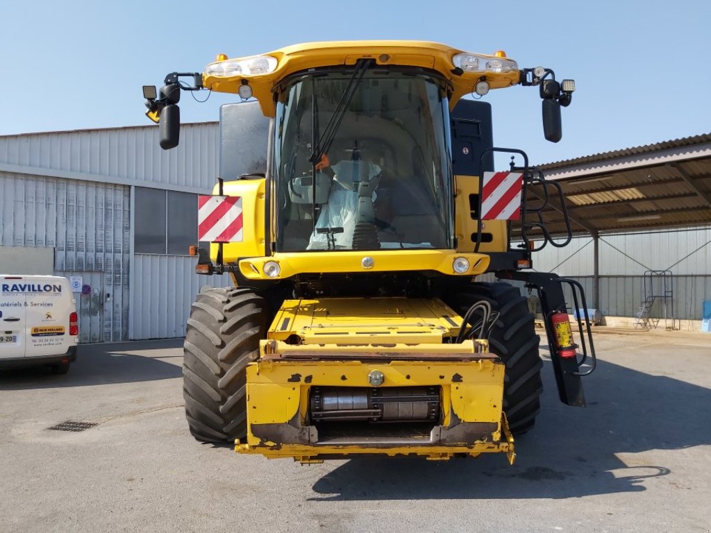 Mähdrescher van het type New Holland CR 8080, Gebrauchtmaschine in VERT TOULON (Foto 7)