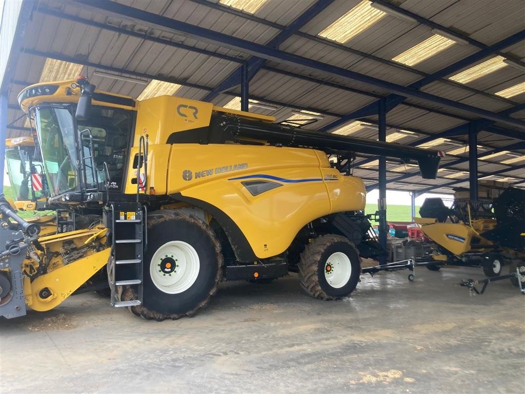 Mähdrescher del tipo New Holland CR 8.80 Kun høstet 52 timer!!! Incl. Skærebord og vogn. GPS. Ring til Ulrik på 40255544. Jeg snakker Jysk, tysk og engelsk., Gebrauchtmaschine In Kolding (Immagine 1)