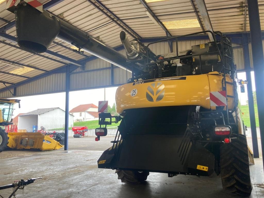 Mähdrescher van het type New Holland CR 8.80 Kun høstet 52 timer!!! Incl. Skærebord og vogn. GPS. Ring til Ulrik på 40255544. Jeg snakker Jysk, tysk og engelsk., Gebrauchtmaschine in Kolding (Foto 4)