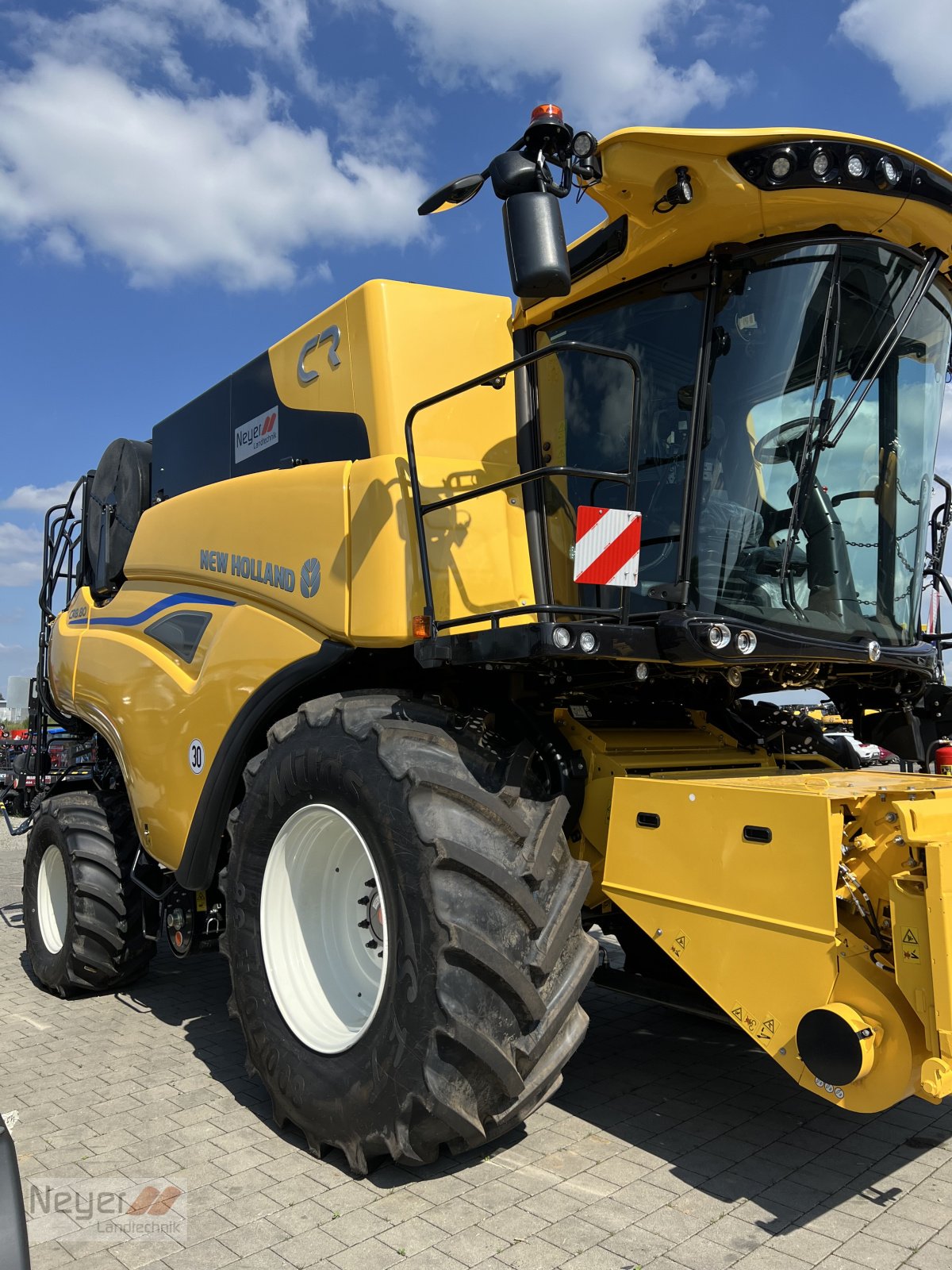 Mähdrescher van het type New Holland CR 8.80 Vorführer, Neumaschine in Bad Waldsee Mennisweiler (Foto 7)