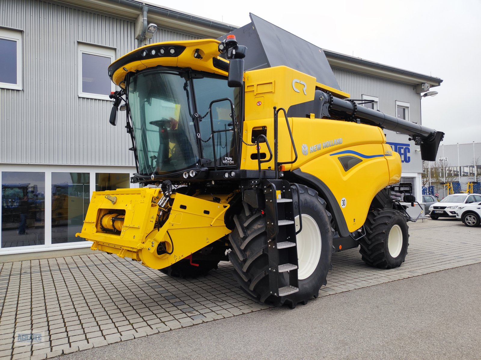 Mähdrescher of the type New Holland CR 8.80, Neumaschine in Salching bei Straubing (Picture 1)