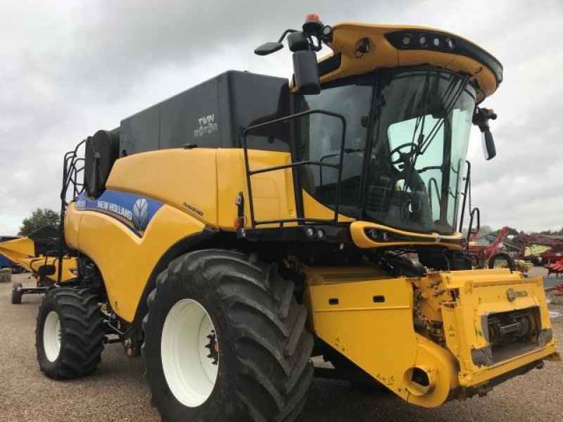 Mähdrescher van het type New Holland CR 8.90 SLH 4WD, Gebrauchtmaschine in Rødding (Foto 2)