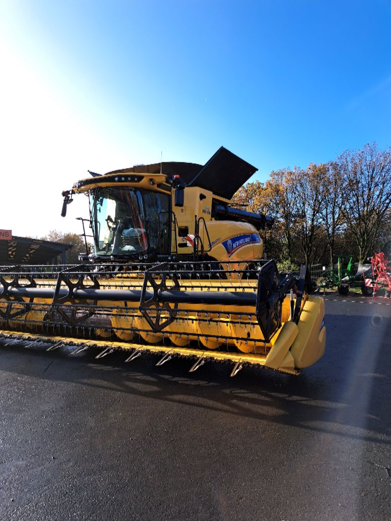 Mähdrescher van het type New Holland CR 8.90, Gebrauchtmaschine in CHATEAUBRIANT CEDEX (Foto 1)