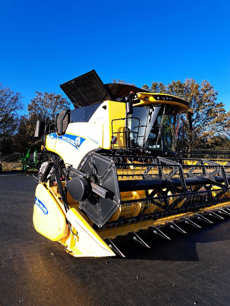 Mähdrescher of the type New Holland CR 8.90, Gebrauchtmaschine in CHATEAUBRIANT CEDEX (Picture 2)