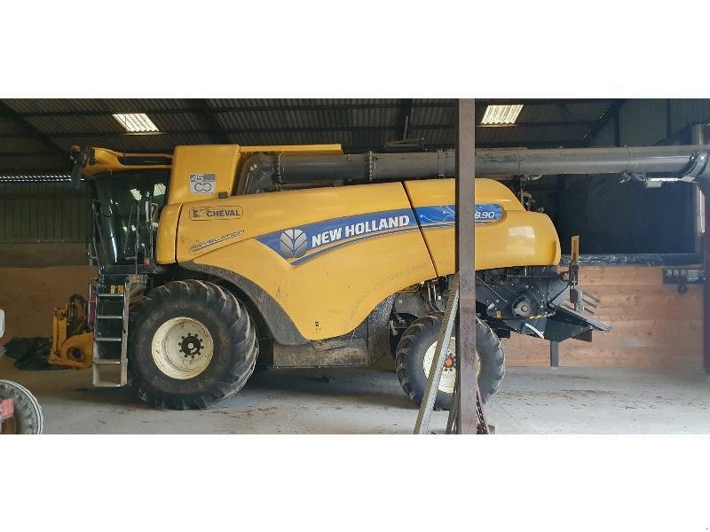 Mähdrescher des Typs New Holland CR 8.90, Gebrauchtmaschine in VERDUN