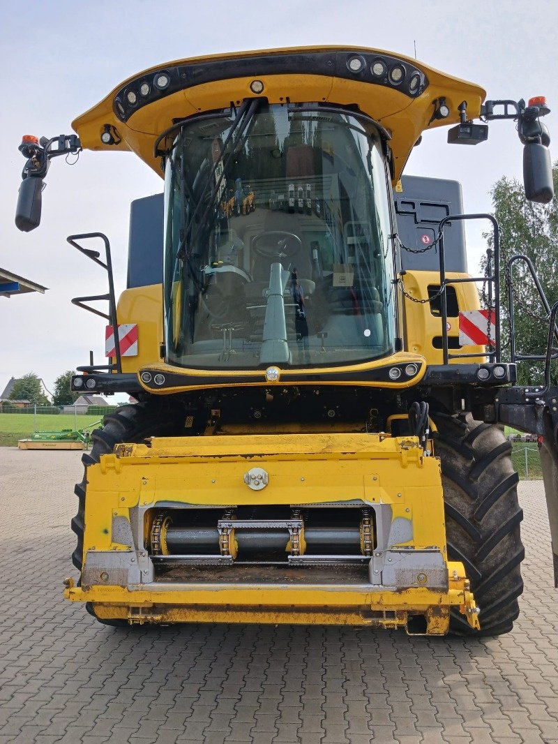 Mähdrescher of the type New Holland CR 8.90, Gebrauchtmaschine in Ebersbach (Picture 2)