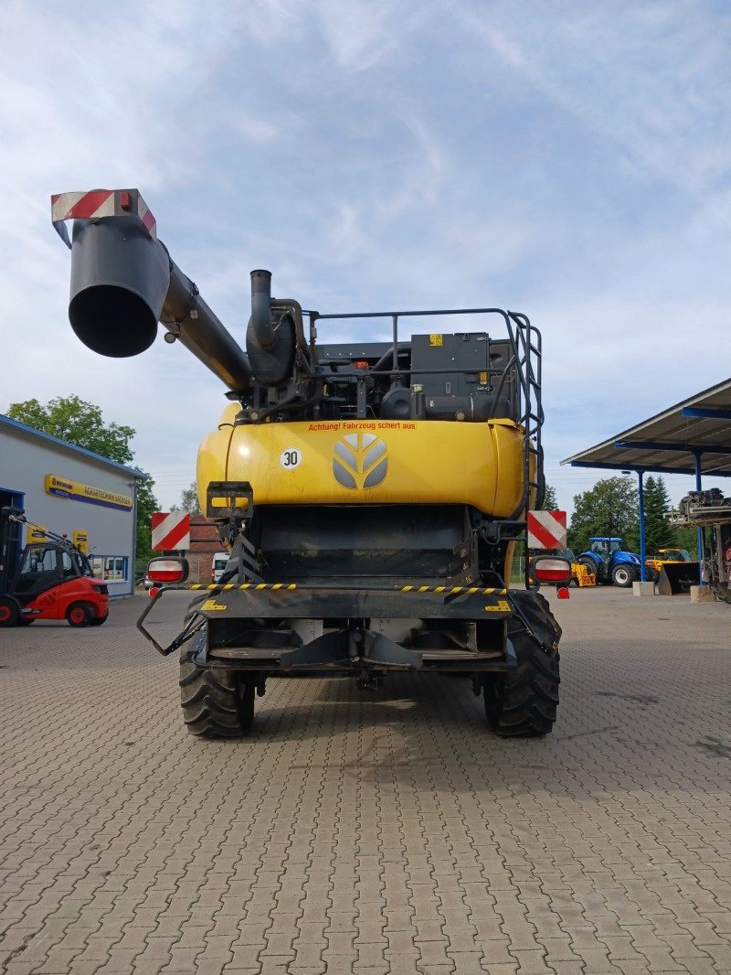 Mähdrescher of the type New Holland CR 8.90, Gebrauchtmaschine in Ebersbach (Picture 5)