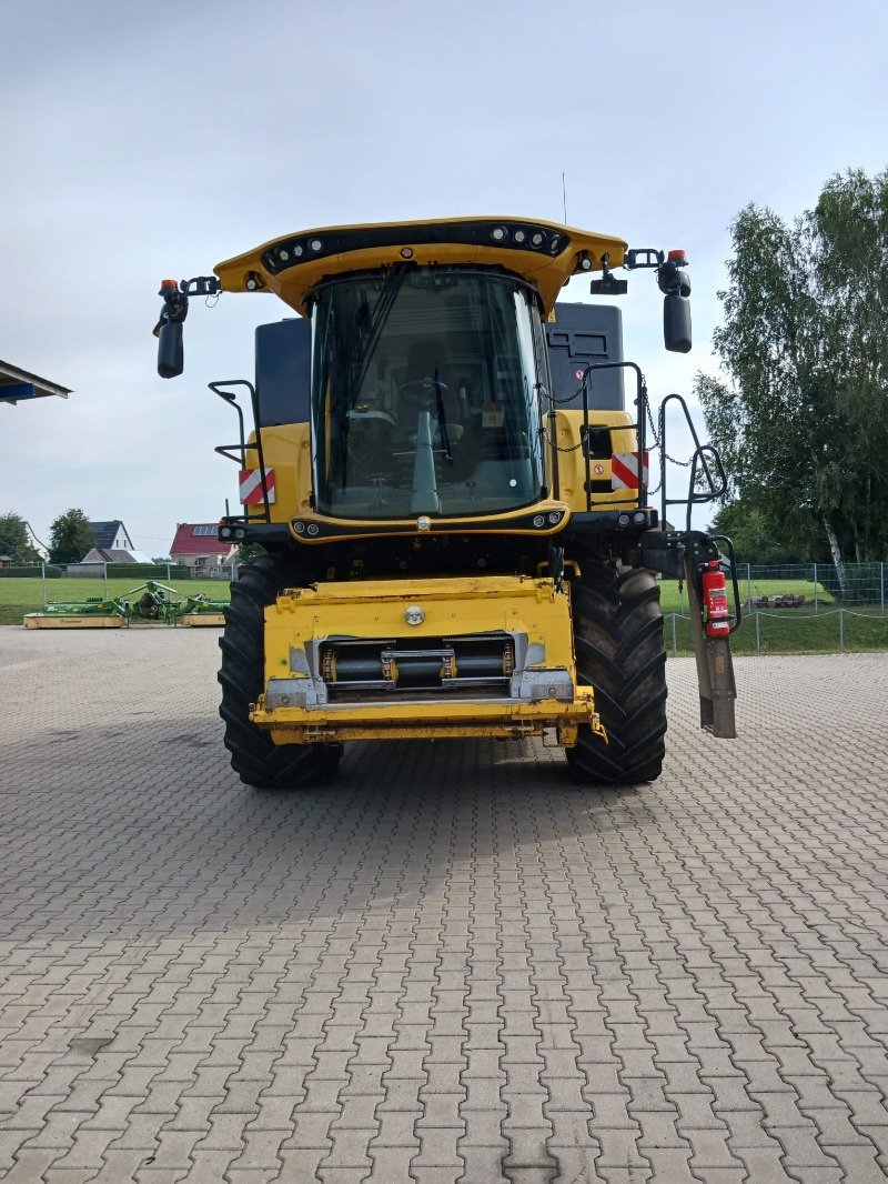 Mähdrescher of the type New Holland CR 8.90, Gebrauchtmaschine in Ebersbach (Picture 3)