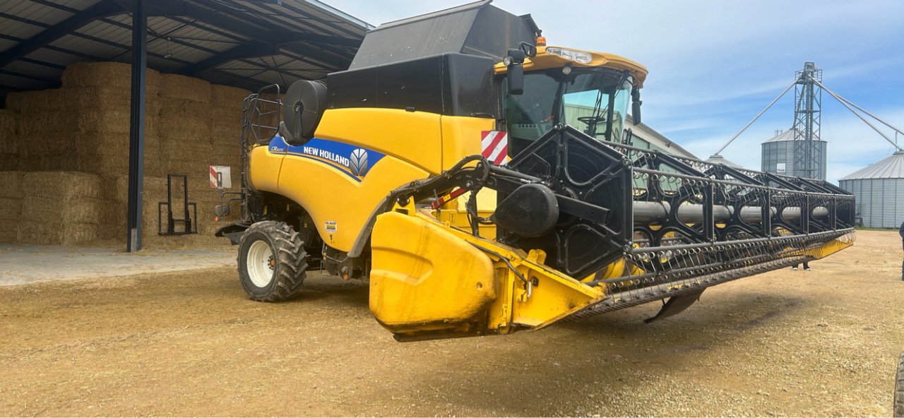 Mähdrescher van het type New Holland CR 9070 ELEVATION, Gebrauchtmaschine in Chauvoncourt (Foto 3)