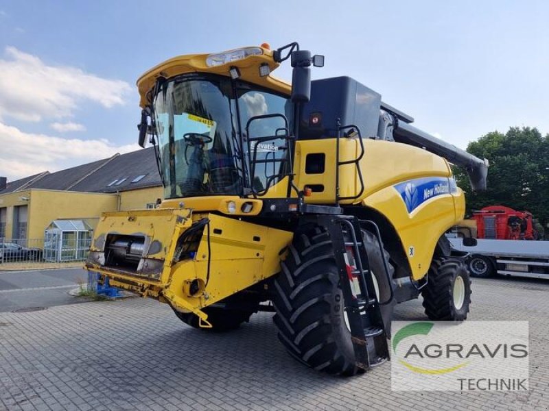 Mähdrescher van het type New Holland CR 9070 ELEVATION, Gebrauchtmaschine in Grimma