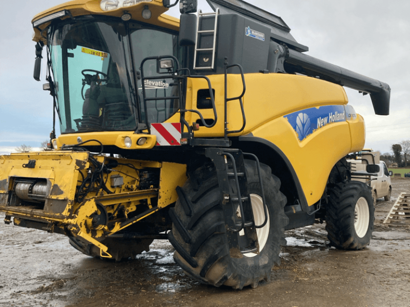 Mähdrescher du type New Holland CR 9070, Gebrauchtmaschine en TREMEUR (Photo 1)