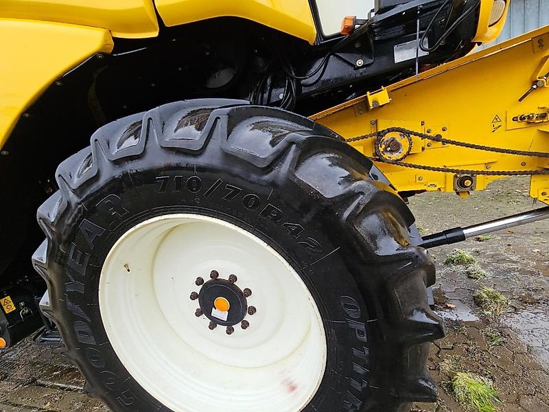 Mähdrescher van het type New Holland CR 9080 mit Brandschaden, Gebrauchtmaschine in Honigsee (Foto 13)